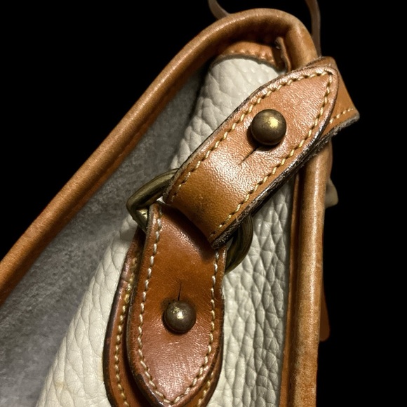 Elegant Cream and Tan Leather Shoulder Bag - Picture 3 of 9